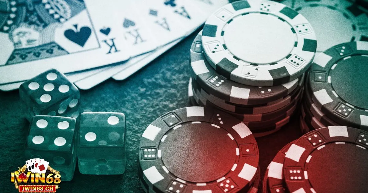 Thứ Tự Bài Poker: Cách Xác Định Tay Bài Mạnh & Chiến Thuật 4 Thứ Tự Bài Poker: Khi nào nên giữ bài & khi nào nên bluff (cược láo)?